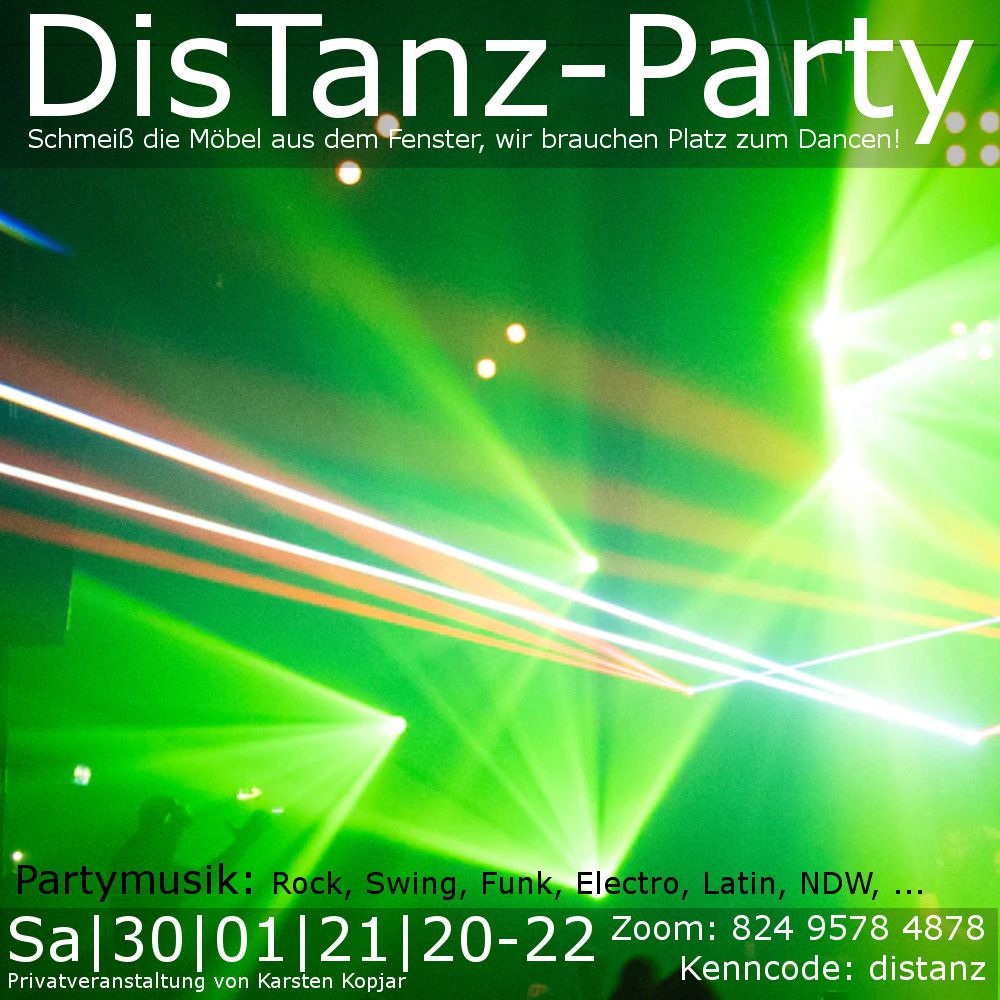 Hier ist eine Frau zu sehen, die mit einem Kind auf dem Rücken wandern geht.